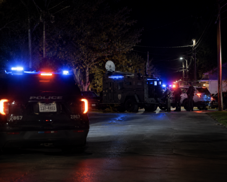 Fuerte presencia policial en Lufkin, Texas por disparos y hombre atrincherado