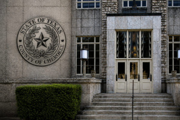 Fijan juicio para hombre acusado de intentar asesinar a oficial de Jacksonville, Texas