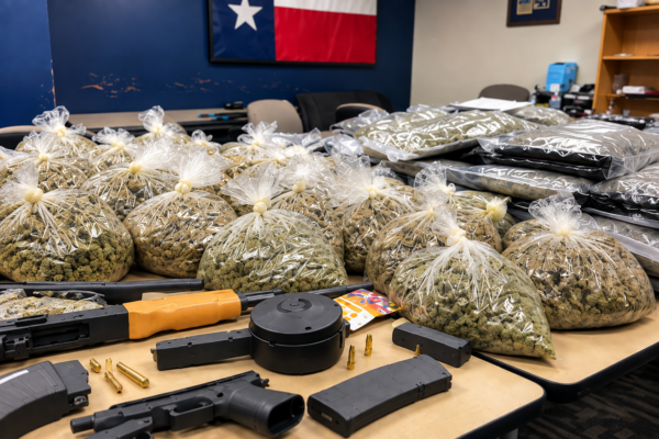 Acusan a 19 personas por presunta red de narcotráfico en Dallas