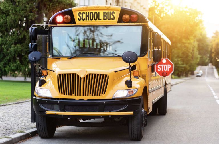 Conductor huye tras accidente que involucró autobús escolar de Tyler ISD