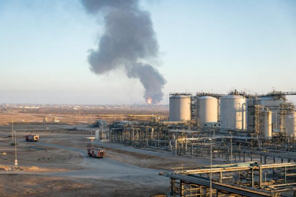 Ataques hutíes dejan 73 civiles heridos e incendios en instalaciones energéticas de Arabia Saudita