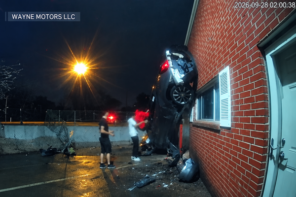 Auto termina dentro de taller tras violento choque en Dallas