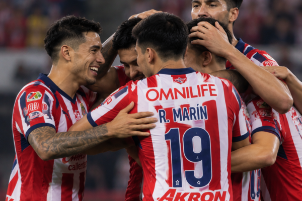 Jugadores de Chivas celebran la goleada 3-0 sobre Atlético de San Luis en el Apertura 2026 de la Liga MX