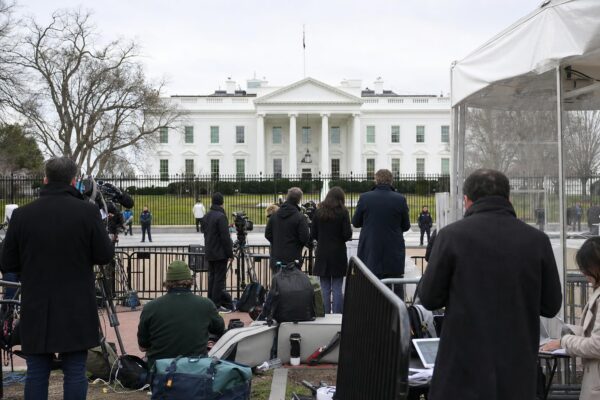 CNN, MS NOW y Politico demandan a Donald Trump por veto de acceso a la Casa Blanca