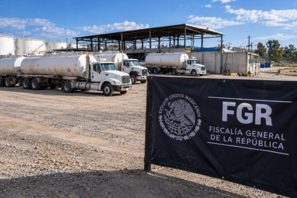 Instalación con pipas y tanques de combustible asegurados por la FGR durante investigación por presunto hidrocarburo ilegal en Guanajuato