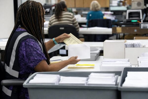 Gobierno pide a la Corte Suprema activar nuevas reglas para votos por correo