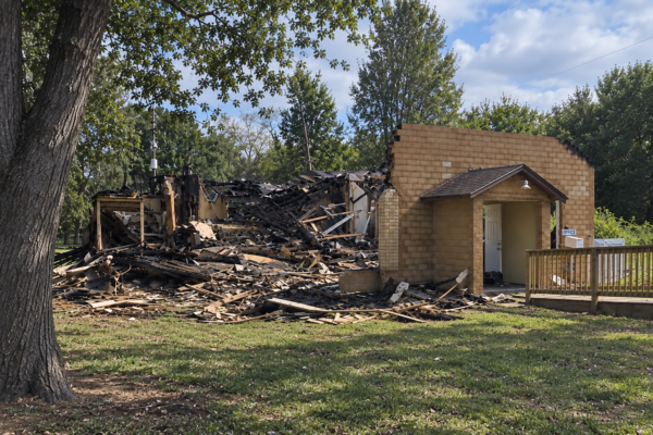 Incendio destruye una iglesia de casi 100 años en Nacogdoches; investigan la causa