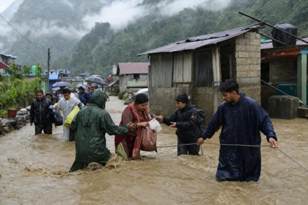 Inundaciones y deslaves dejan 70 muertos en India y Nepal