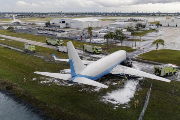 Investigan accidente de avión de carga en Miami que dejó cinco muertos