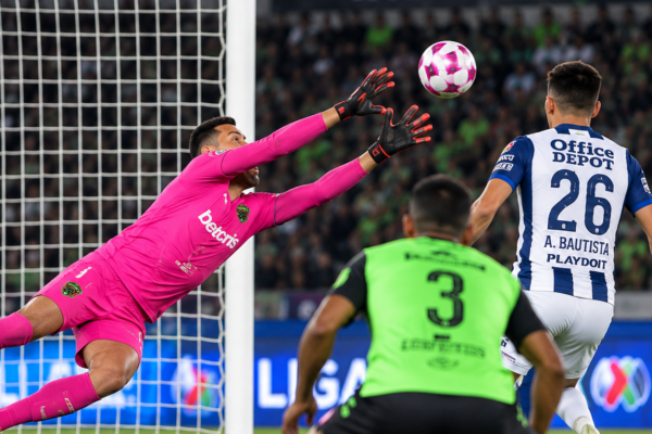 Pachuca derrota 2-0 a los Bravos de Juárez con goles de Salomón Rondón y Alán Bautista