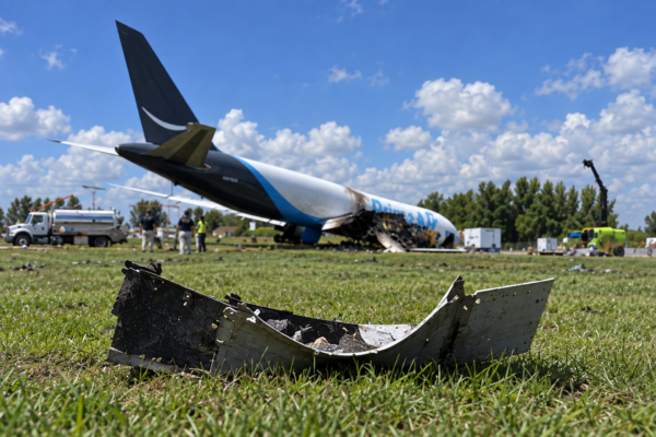 NTSB recupera las cajas negras del avión de carga que dejó cinco muertos en Miami