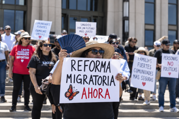 Protesta en Longview pide respuestas y acciones sobre política migratoria federal