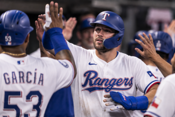 Rangers toman el liderato del Oeste de la Americana tras vencer 6-2 a Toronto