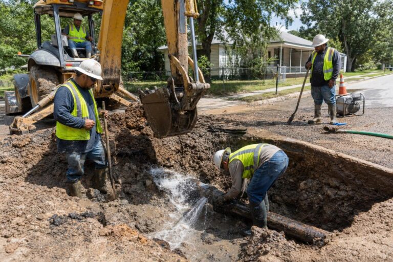 Nueva rotura de tubería dejará sin agua a residentes de Lone Star este martes