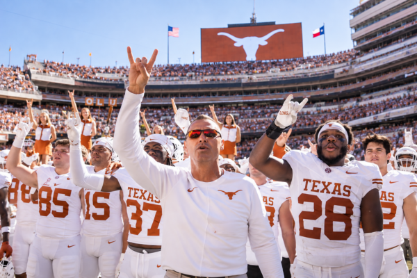 Texas, número 1 del país, derrota 20-17 a Tennessee en un duelo entre equipos del Top 25