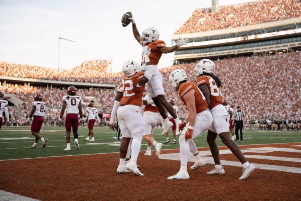 Texas abre la temporada con goleada de 59-7 sobre Texas State