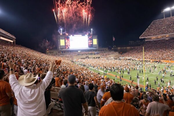 Texas sube al No. 1 del AP Top 25 tras vencer a Ohio State