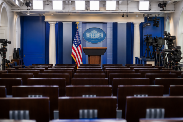 Juez federal ordena restaurar acceso de CNN, MS NOW y Politico a la Casa Blanca