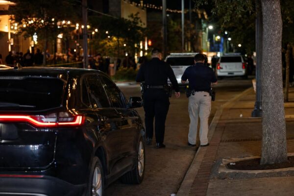 Víctima reporta herida de bala tras disparo en club de College Station; detenido de Tyler