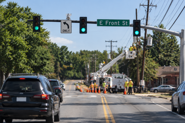 Cierran East Front Street en Tyler tras choque de tráiler contra poste eléctrico
