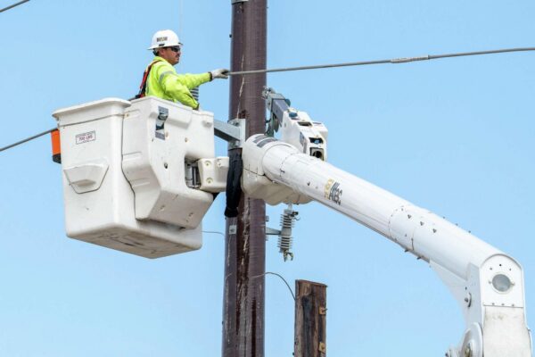 Houston recibe anuncio de inversión federal para reforzar la red eléctrica estatal