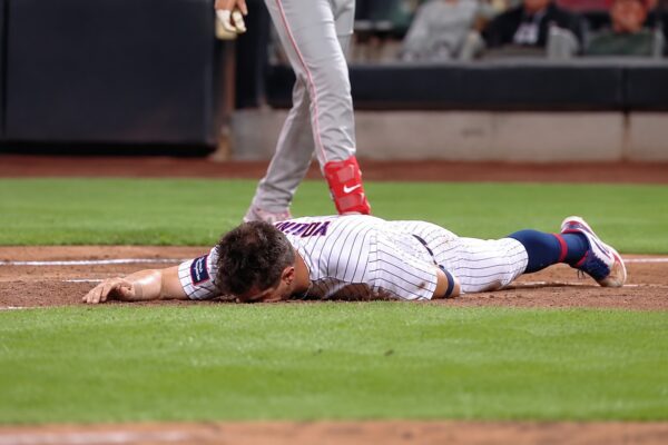 Caminero y DeLuca evitan lesión grave tras choque en el Juego 1 ante Guardians