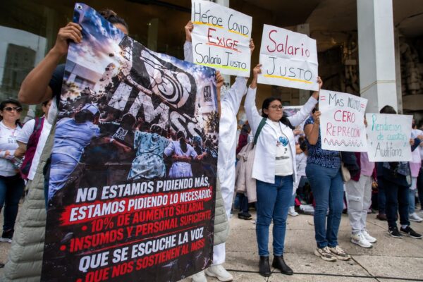 Trabajadores del IMSS votan propuesta salarial el 14 de octubre en medio de protestas