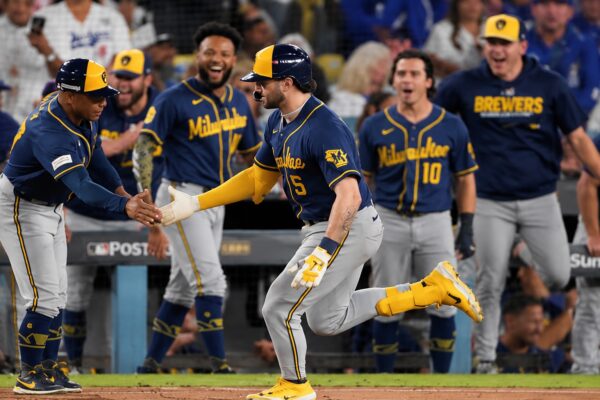 Brewers derrotan 6-2 a Dodgers y quedan a una victoria de la Serie Mundial