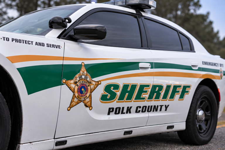Choque en U.S. Highway 190 manda al hospital a agente y conductor en Polk County
