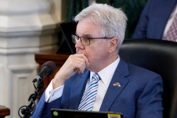 Vicegobernador Dan Patrick impulsa plan para reducir edad de beneficios fiscales