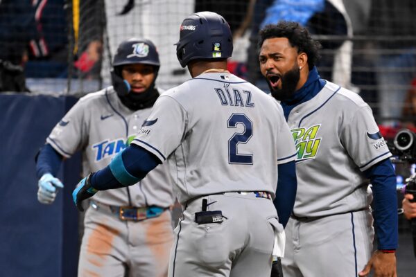 Jonrones de Yandy Díaz y Junior Caminero llevan a Tampa Bay a la Serie Mundial