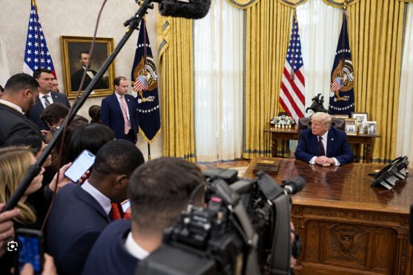 DOJ investiga a cadenas de TV por suspender cobertura conjunta de Trump