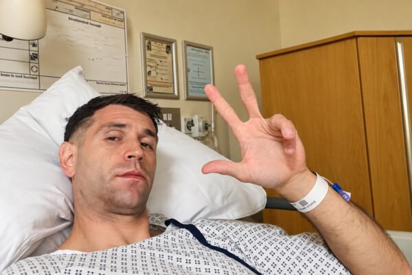 Emiliano Martínez confirma que volverá en semanas tras cirugía de mandíbula
