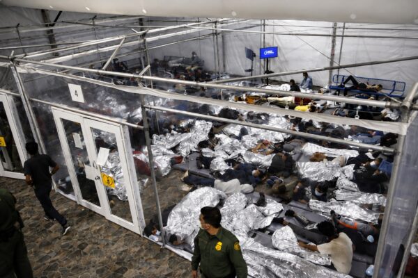 Inmigrantes detenidos en Fort Bliss enfrentan graves riesgos de salud, según nueva denuncia