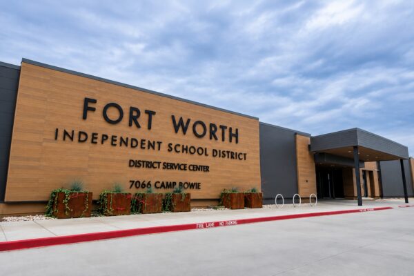 Estudiantes de Fort Worth exigen cambios en las aulas tras intervención del estado de Texas