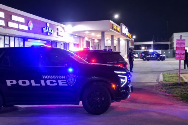 Policía de Houston busca a hombre que huyó tras tiroteo en Bellaire Boulevard