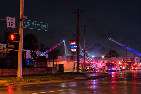 Fuerte incendio moviliza a múltiples bomberos durante la madrugada en Dallas