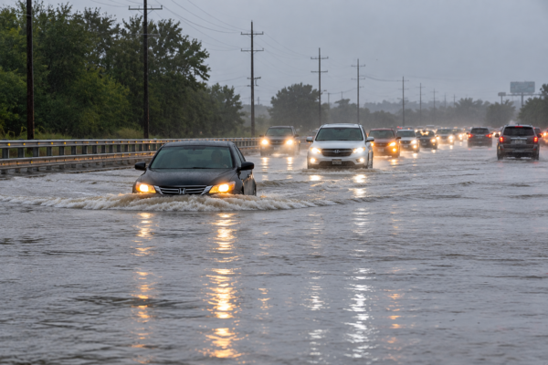 Inundaciones provocan cierres de carreteras y dejan conductores atrapados en el Metroplex