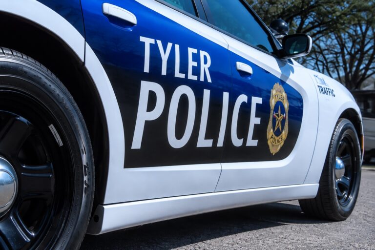 Después de varias cirugías, oficial de Tyler logra regresar junto a su familia