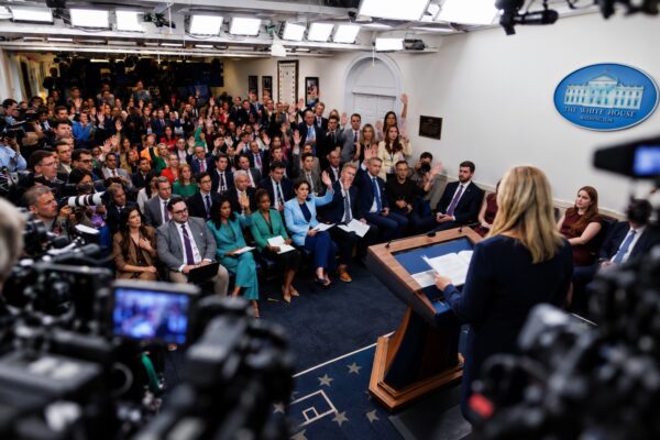 Juez mantiene acceso de CNN, MS NOW y Politico a la Casa Blanca tras decisión judicial