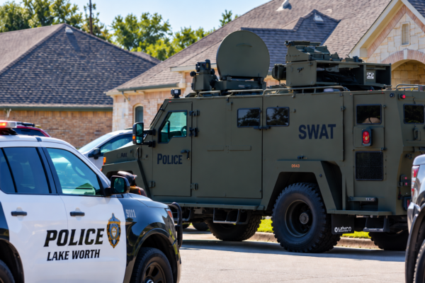 Operativo SWAT termina con arresto tras horas de tensión en vecindario de Lake Worth