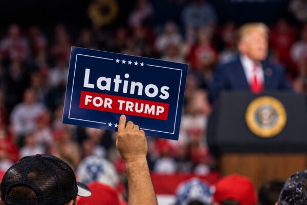 Votantes hispanos expresan frustración con Trump sin respaldar plenamente a demócratas