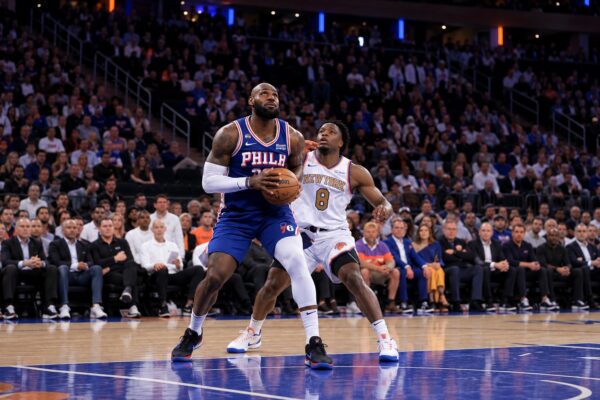 LeBron James comienza nueva era en Filadelfia con victoria sobre los Knicks