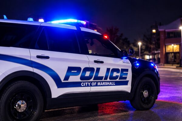 Arrestan a dos personas tras persecución con un menor dentro de un auto en Marshall, Texas
