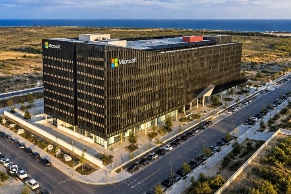EE.UU. suspende a Microsoft y otras empresas del programa de green cards por presunto fraude