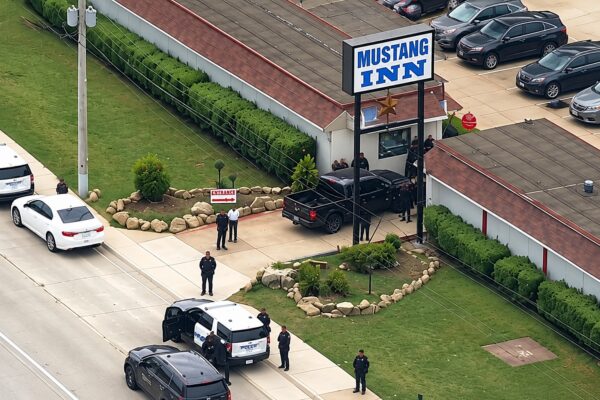 Sospechoso armado muere tras enfrentamiento con policías de Dallas en un motel