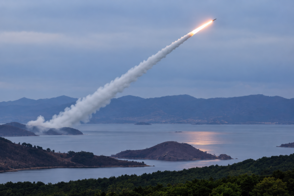 Corea del Norte prueba misil estratégico de alcance intermedio supervisado por Kim Jong-un