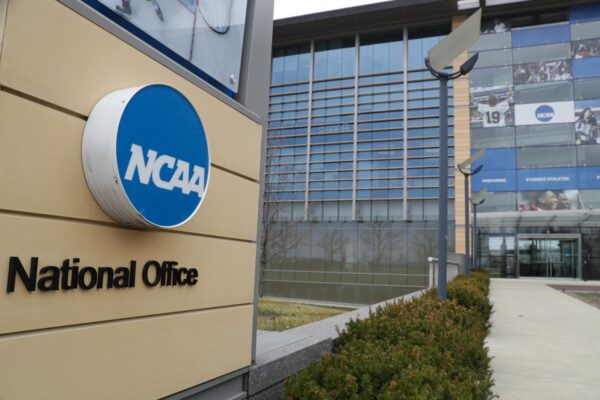 Gobernador de Ohio enfrenta demanda de la NCAA por extender elegibilidad de deportistas