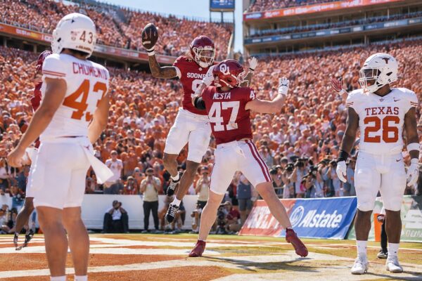 Oklahoma sorprende al No. 1 Texas con gol de campo al final del Red River Rivalry