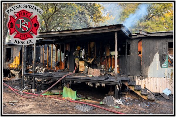 Incendio consume gran parte de casa móvil en Payne Springs; una mujer resulta herida